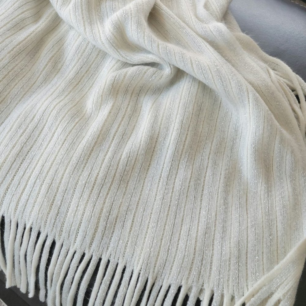 Max Studio Home Throw - Picture 2 of 11